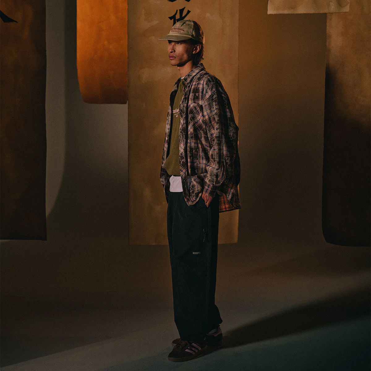 Woodbird man poserar och visar på deras AW25 kollektion hos Zoovillage.